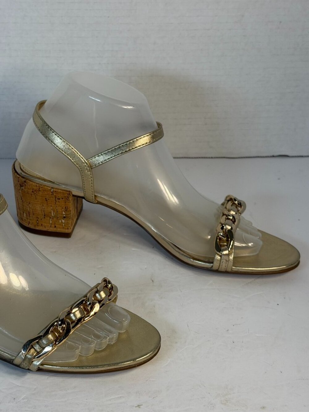 Women's size 8 Golden sandals - Picture 14 of 16
